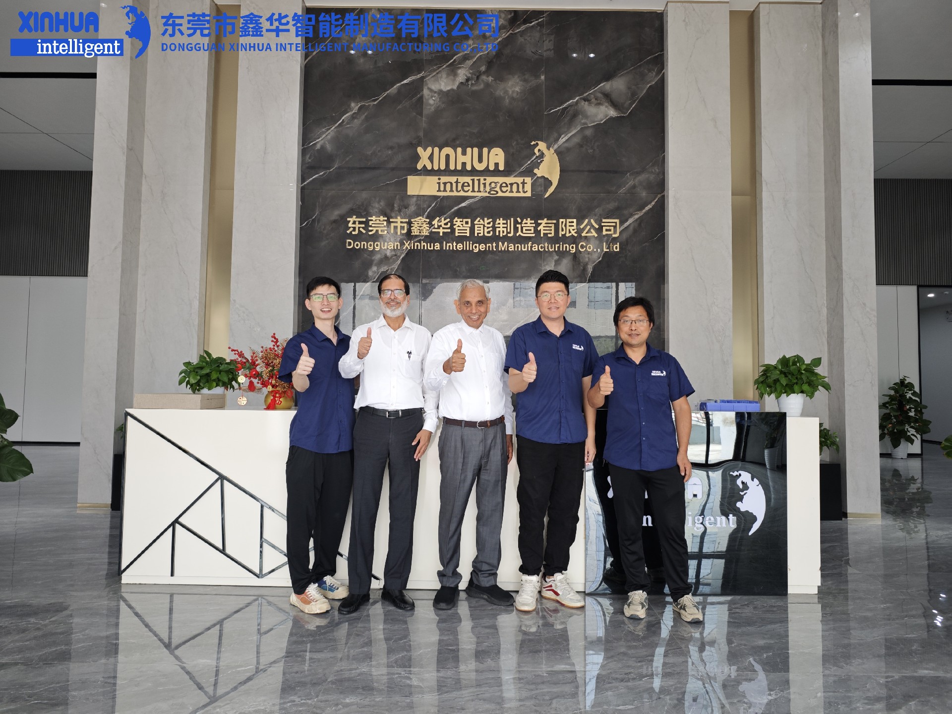 鑫華智能2位印度客戶(hù)與外貿(mào)部主管同事合影